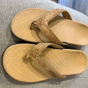 Vionic Tide II Toe Post Women's Orthotic Flip Flop Sandals Tan Gold Cork US 9